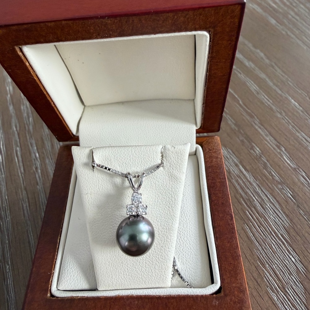 Elegant Silver Pearl Pendant Necklace